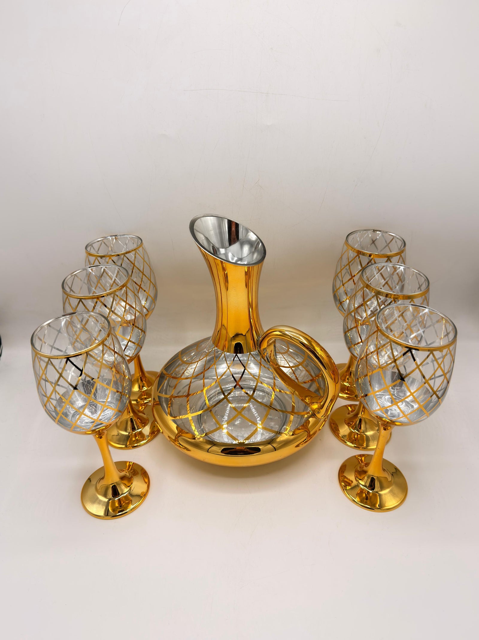 Gold decanter with 6 diamond pattern goblets