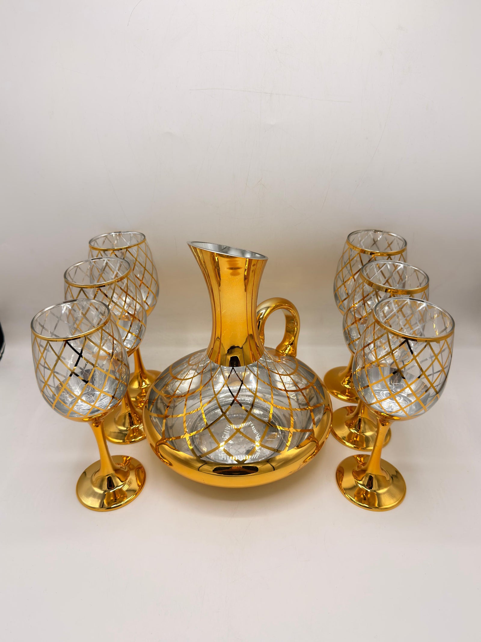 Gold decanter with 6 diamond pattern goblets
