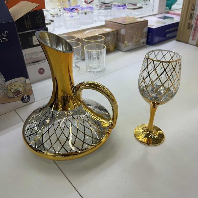 GOLDEN DECANTER SET